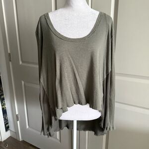 Free People We The Free Green Long Sleeve High-Low Hem Top Size XS